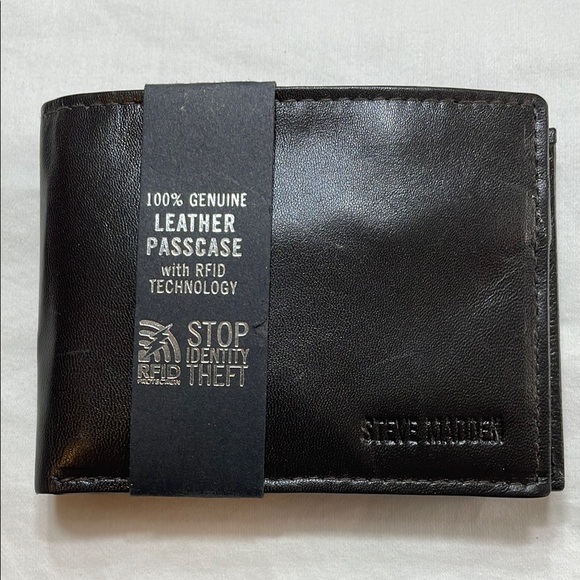Steve Madden Black Leather Passcase RFID Technology-Wallet - Picture 2 of 8
